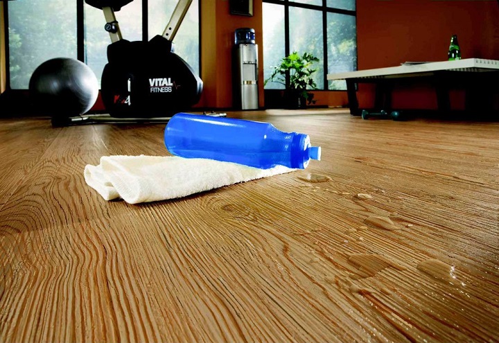sử dụng chất tẩy rửa trên sàn gỗ