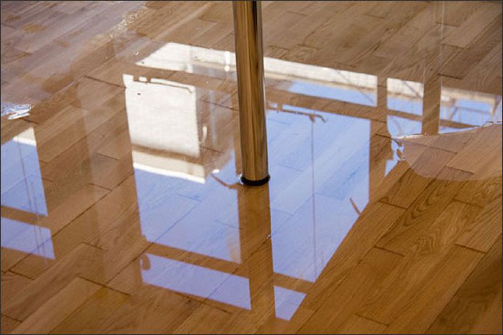 sàn gỗ tự nhiên bị ngập nước sẽ gây nên hư hại cho sàn gỗ